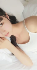 有虎牙的娇小可爱少女木绵绵白色肩带小背心红色短裤居家悠闲写真图片集
