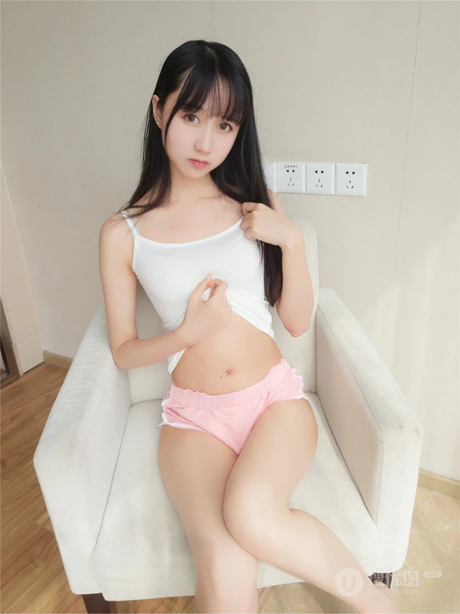 有虎牙的娇小可爱少女木绵绵白色肩带小背心红色短裤居家悠闲写真图片集