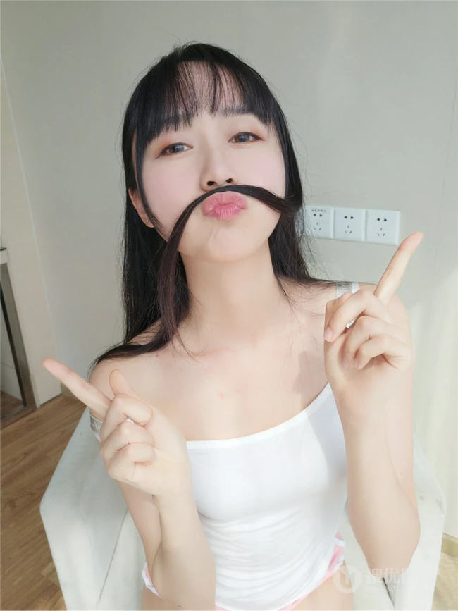 有虎牙的娇小可爱少女木绵绵白色肩带小背心红色短裤居家悠闲写真图片集