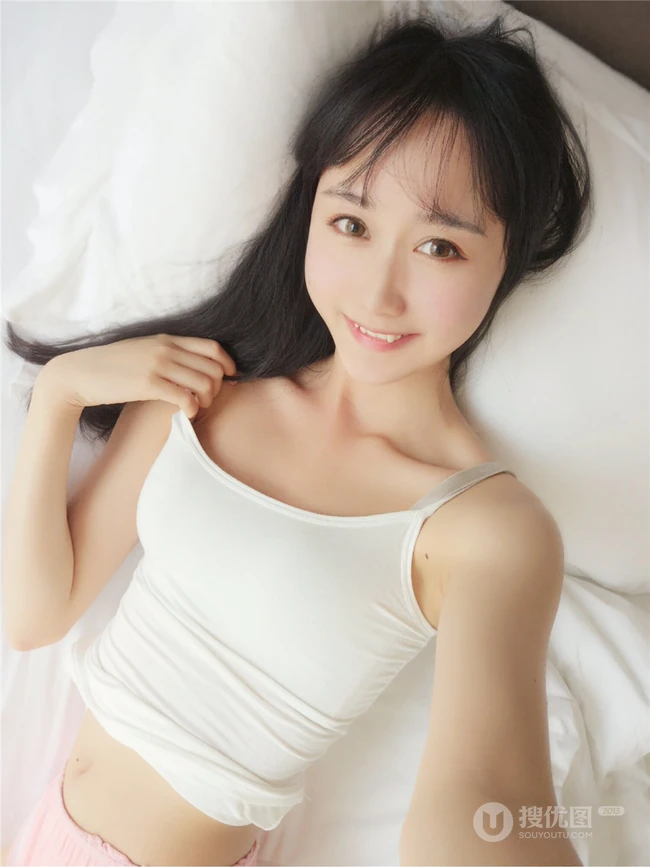 有虎牙的娇小可爱少女木绵绵白色肩带小背心红色短裤居家悠闲写真图片集