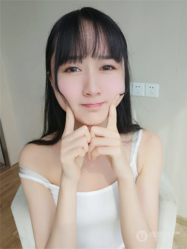 有虎牙的娇小可爱少女木绵绵白色肩带小背心红色短裤居家悠闲写真图片集