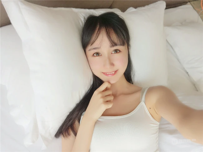 有虎牙的娇小可爱少女木绵绵白色肩带小背心红色短裤居家悠闲写真图片集