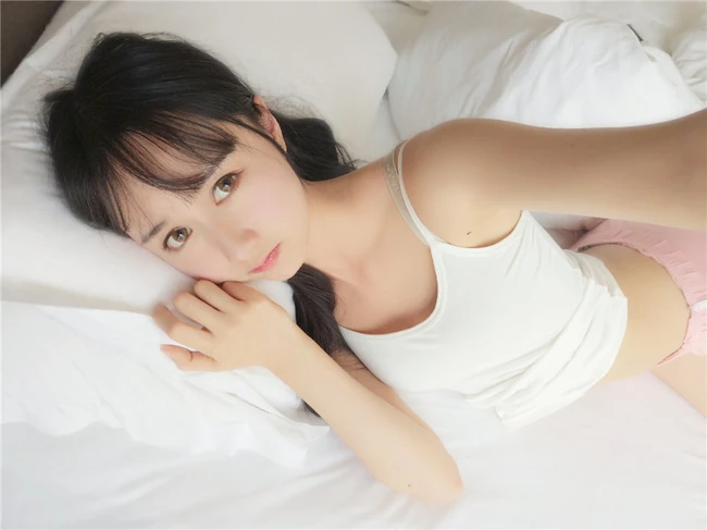 有虎牙的娇小可爱少女木绵绵白色肩带小背心红色短裤居家悠闲写真图片集