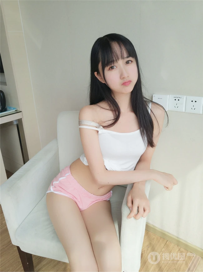 有虎牙的娇小可爱少女木绵绵白色肩带小背心红色短裤居家悠闲写真图片集
