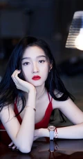 关晓彤气质开叉红裙优雅魅力写真，尽显修长苗条线条感身材