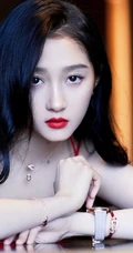 关晓彤气质开叉红裙优雅魅力写真，尽显修长苗条线条感身材