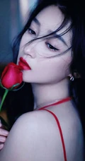 关晓彤气质开叉红裙优雅魅力写真，尽显修长苗条线条感身材