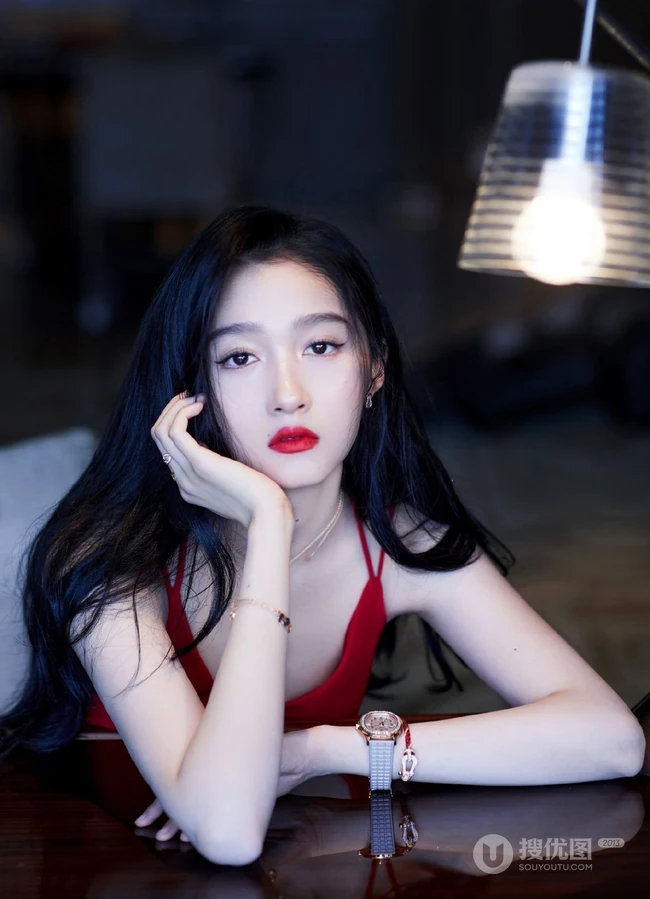 关晓彤气质开叉红裙优雅魅力写真，尽显修长苗条线条感身材