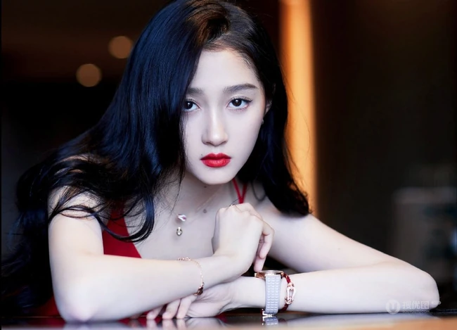 关晓彤气质开叉红裙优雅魅力写真，尽显修长苗条线条感身材