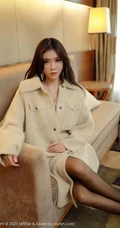 下班刚回家的女生娜比慢慢褪去外套展紧身风格黑衣袜装匀称身形室内写真图集