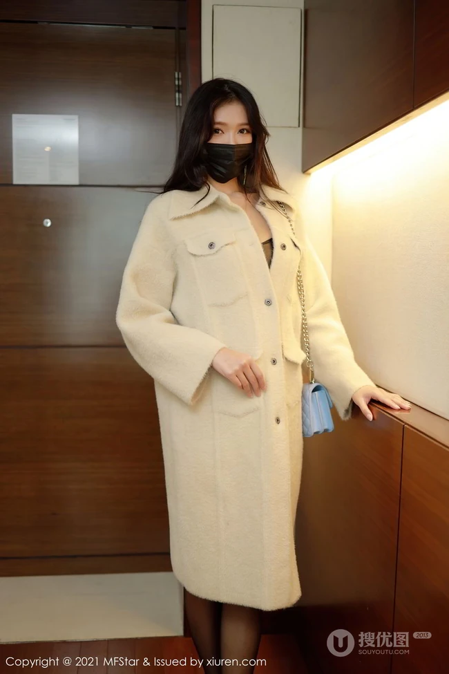 下班刚回家的女生娜比慢慢褪去外套展紧身风格黑衣袜装匀称身形室内写真图集