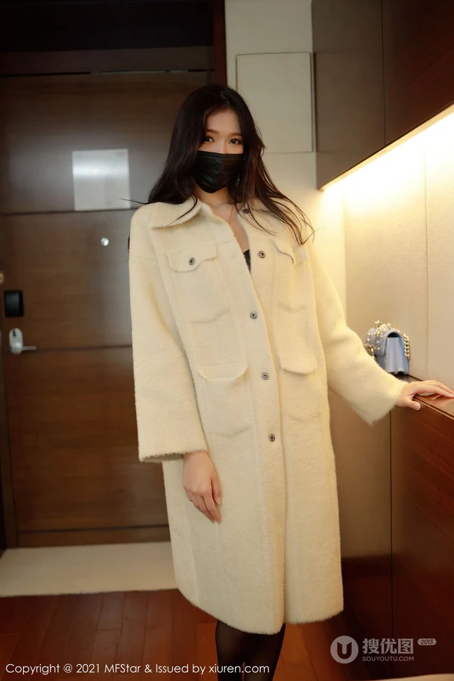 下班刚回家的女生娜比慢慢褪去外套展紧身风格黑衣袜装匀称身形室内写真图集