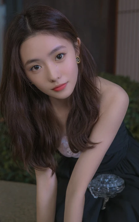 深情凝望的刘浩存清新黑裙长发写真手机壁纸图片