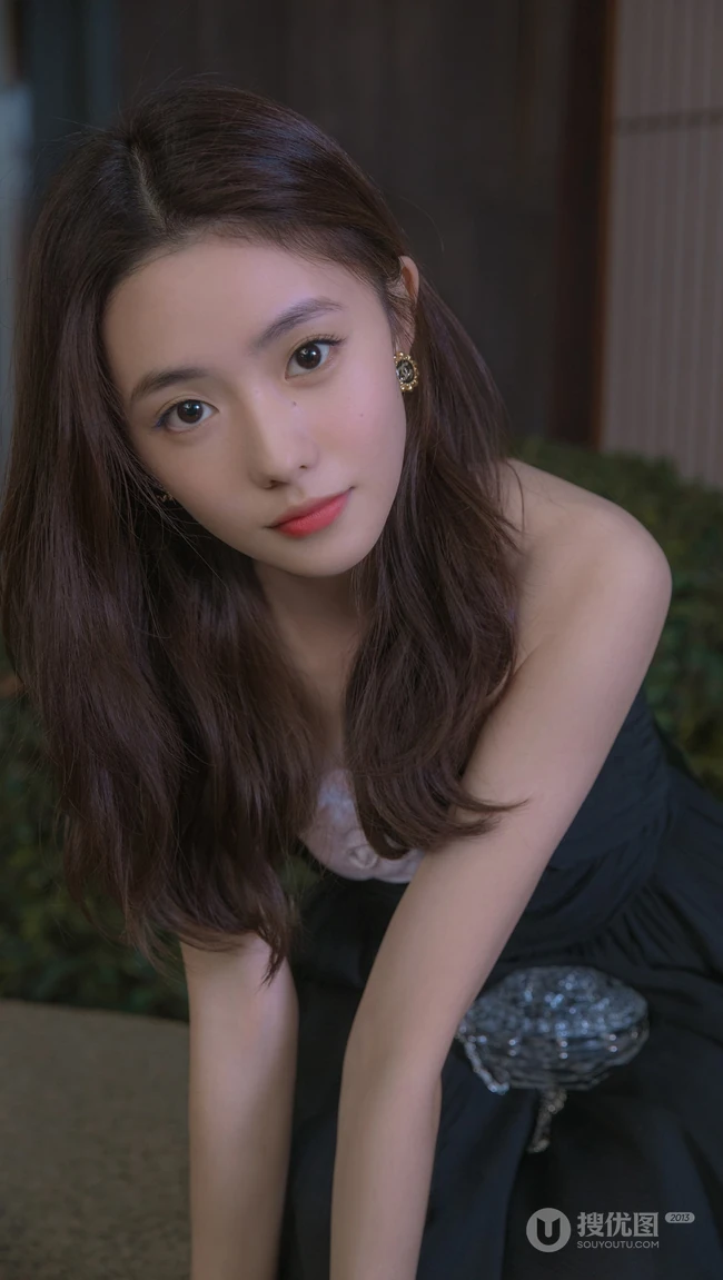 深情凝望的刘浩存清新黑裙长发写真手机壁纸图片