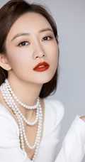 王鸥脖戴珍珠项链搭配气质V领白裙优雅动人写真图片