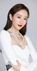 王鸥脖戴珍珠项链搭配气质V领白裙优雅动人写真图片