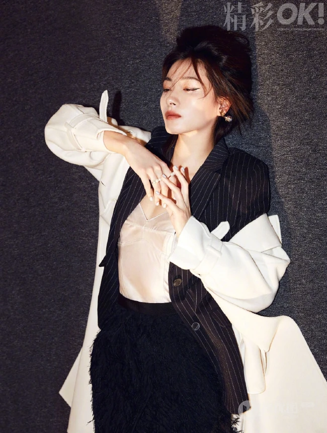 万茜最新杂志写真，不同服饰穿搭，演绎多样时尚魅力