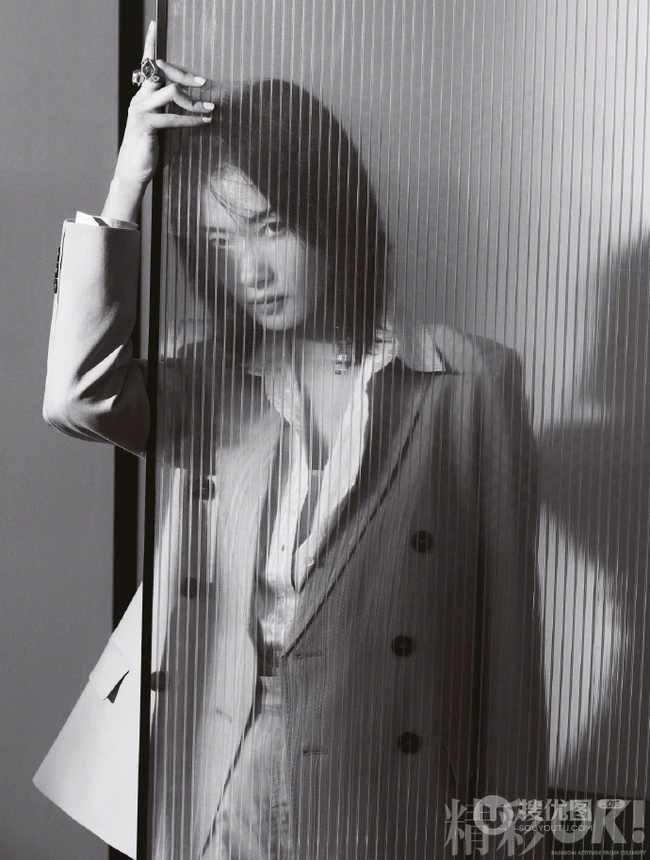 万茜最新杂志写真，不同服饰穿搭，演绎多样时尚魅力