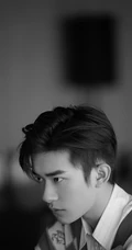 易烊千玺化身忧郁品味型男，享受一个人的安宁黑白写真照片