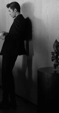 易烊千玺化身忧郁品味型男，享受一个人的安宁黑白写真照片