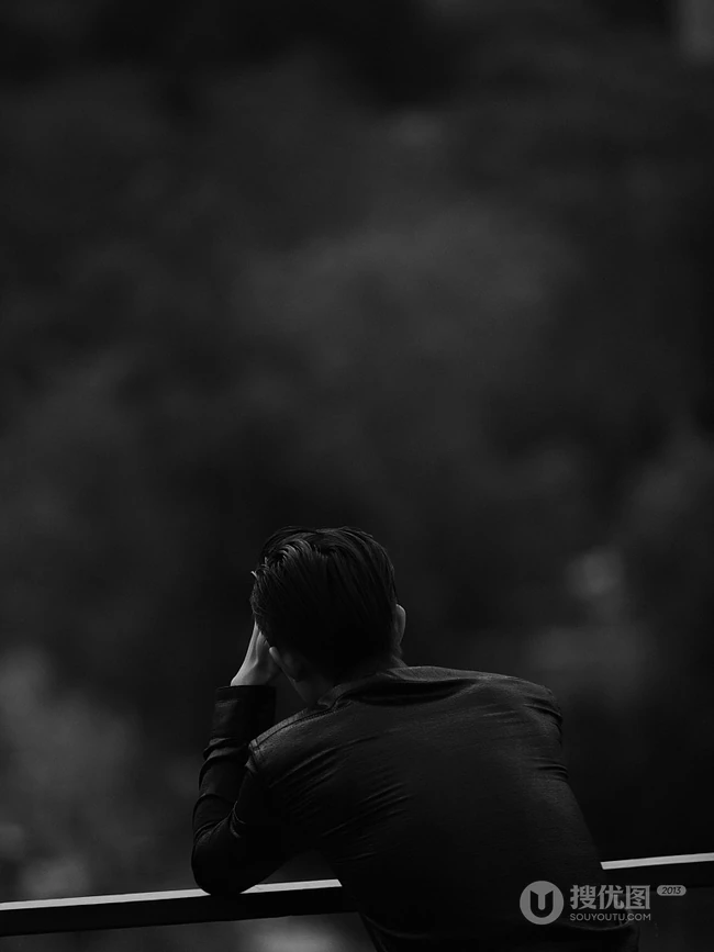 易烊千玺化身忧郁品味型男，享受一个人的安宁黑白写真照片