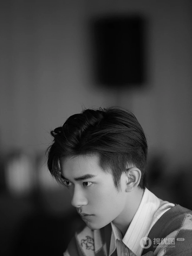 易烊千玺化身忧郁品味型男，享受一个人的安宁黑白写真照片