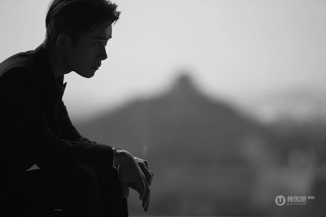 易烊千玺化身忧郁品味型男，享受一个人的安宁黑白写真照片