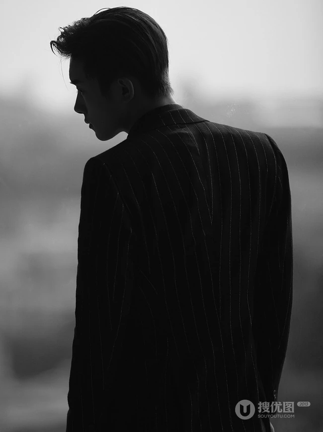 易烊千玺化身忧郁品味型男，享受一个人的安宁黑白写真照片