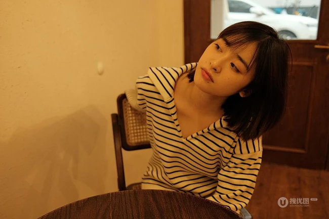 湖南籍少女演员沈月斑马纹T恤衫休闲居家写真图片
