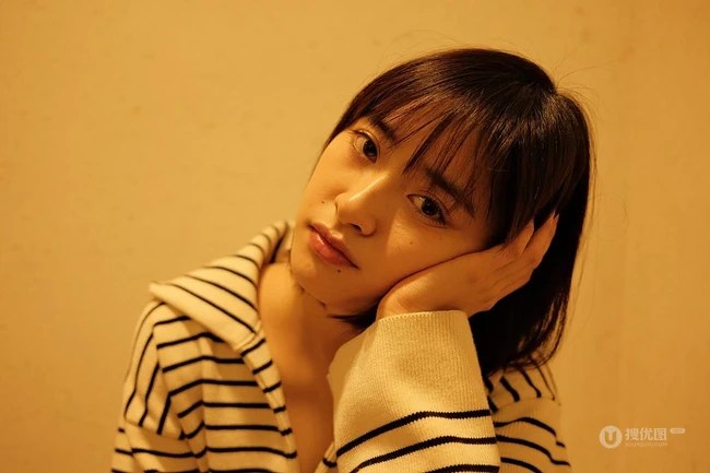 湖南籍少女演员沈月斑马纹T恤衫休闲居家写真图片