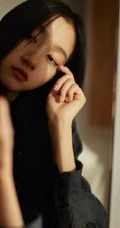 关晓彤慵懒清纯温室写真美照，随性独特，少女感满满