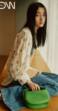 关晓彤慵懒清纯温室写真美照，随性独特，少女感满满