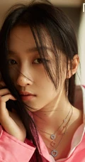 关晓彤慵懒清纯温室写真美照，随性独特，少女感满满