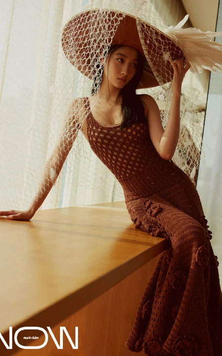 关晓彤慵懒清纯温室写真美照，随性独特，少女感满满