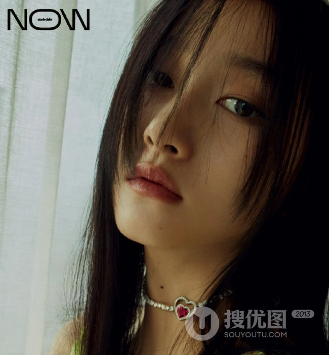 关晓彤慵懒清纯温室写真美照，随性独特，少女感满满