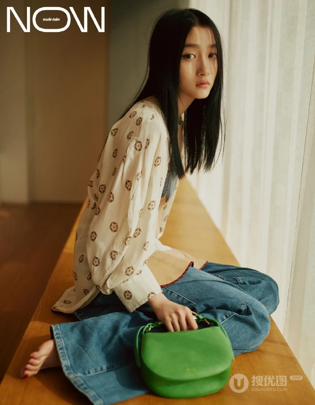 关晓彤慵懒清纯温室写真美照，随性独特，少女感满满