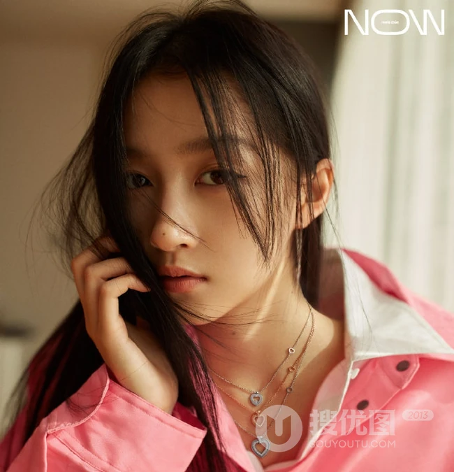 关晓彤慵懒清纯温室写真美照，随性独特，少女感满满