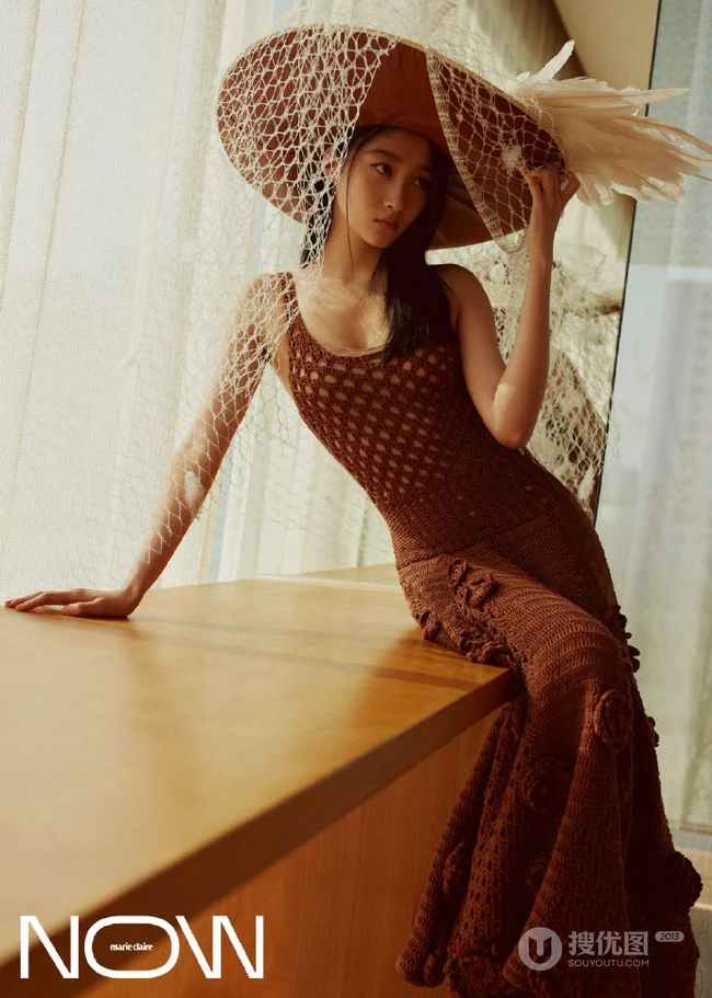 关晓彤慵懒清纯温室写真美照，随性独特，少女感满满