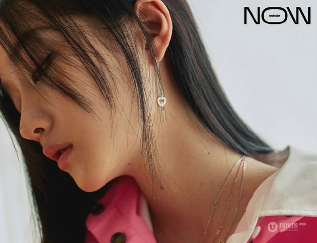 关晓彤慵懒清纯温室写真美照，随性独特，少女感满满