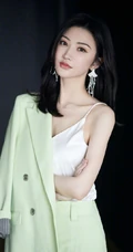 景甜晒最新美照，装扮精致，搭配橄榄绿西服，展春日清新着装魅力