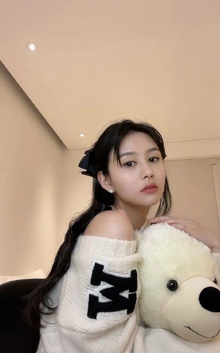邱淑贞女儿沈月微博晒妹妹送礼物自拍美照，字里行间显姐妹情深