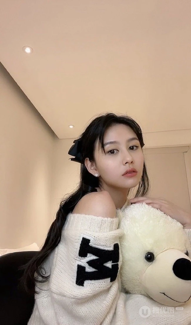 邱淑贞女儿沈月微博晒妹妹送礼物自拍美照，字里行间显姐妹情深