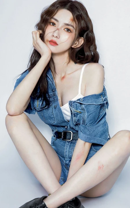气质时尚女生王秋紫受伤妆搭配紧身牛仔套装短裤显匀称身形线条感写真图集