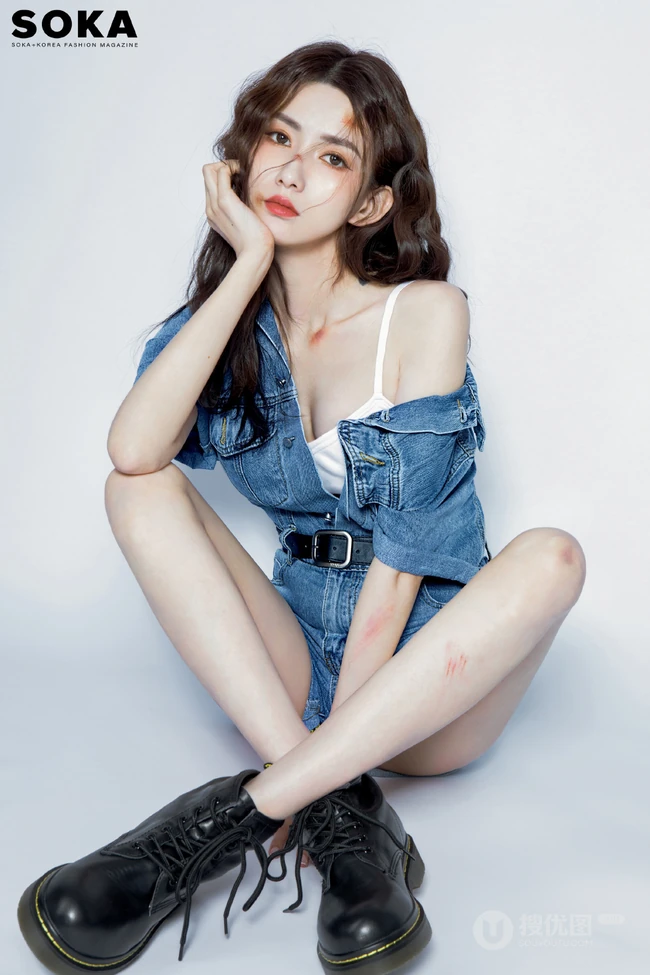 气质时尚女生王秋紫受伤妆搭配紧身牛仔套装短裤显匀称身形线条感写真图集