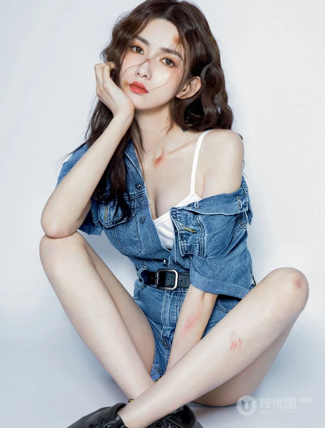 气质时尚女生王秋紫受伤妆搭配紧身牛仔套装短裤显匀称身形线条感写真图集