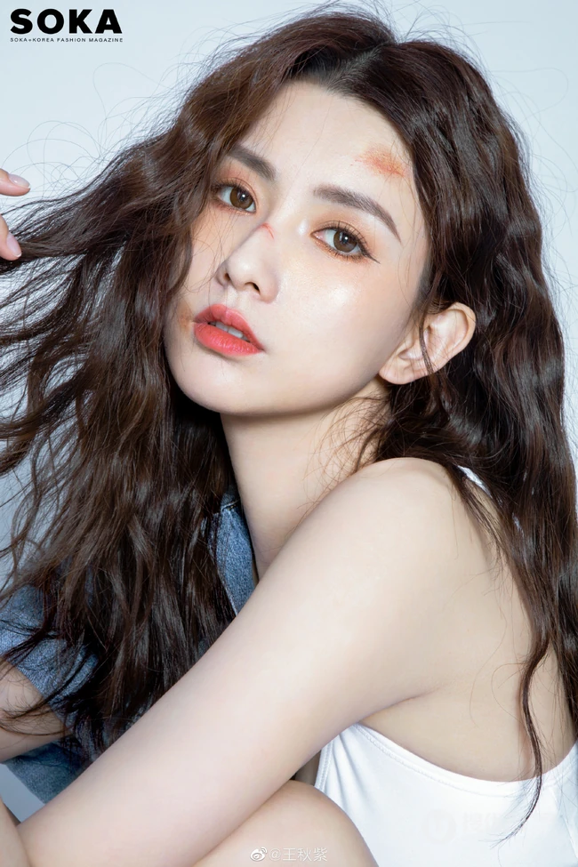 气质时尚女生王秋紫受伤妆搭配紧身牛仔套装短裤显匀称身形线条感写真图集