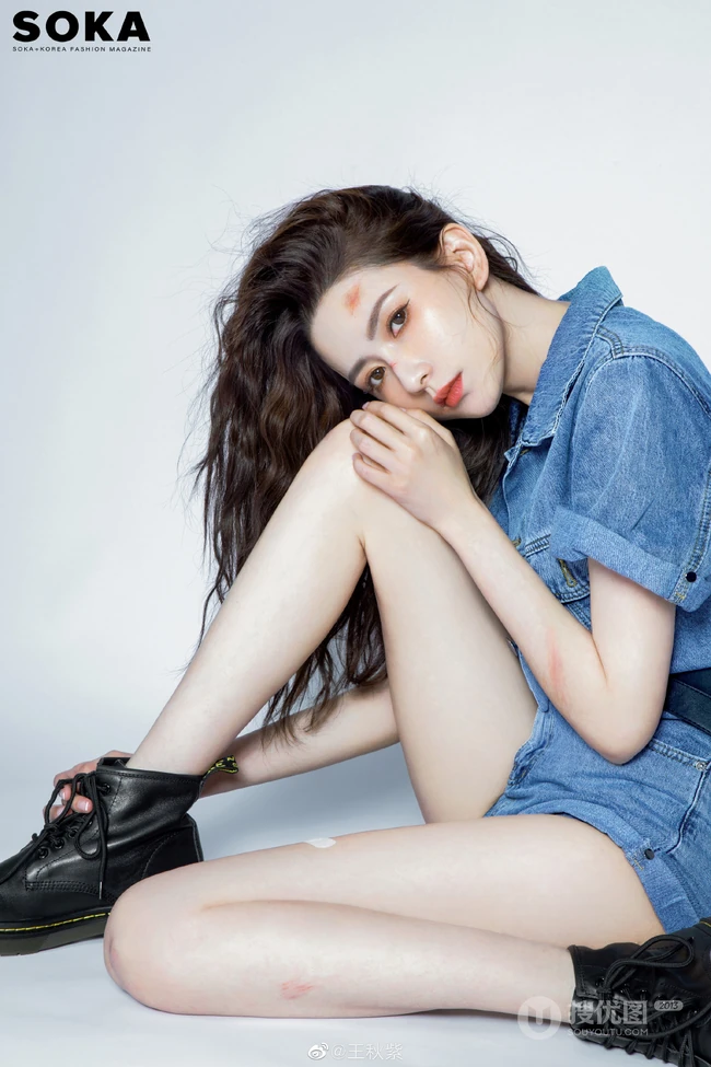 气质时尚女生王秋紫受伤妆搭配紧身牛仔套装短裤显匀称身形线条感写真图集