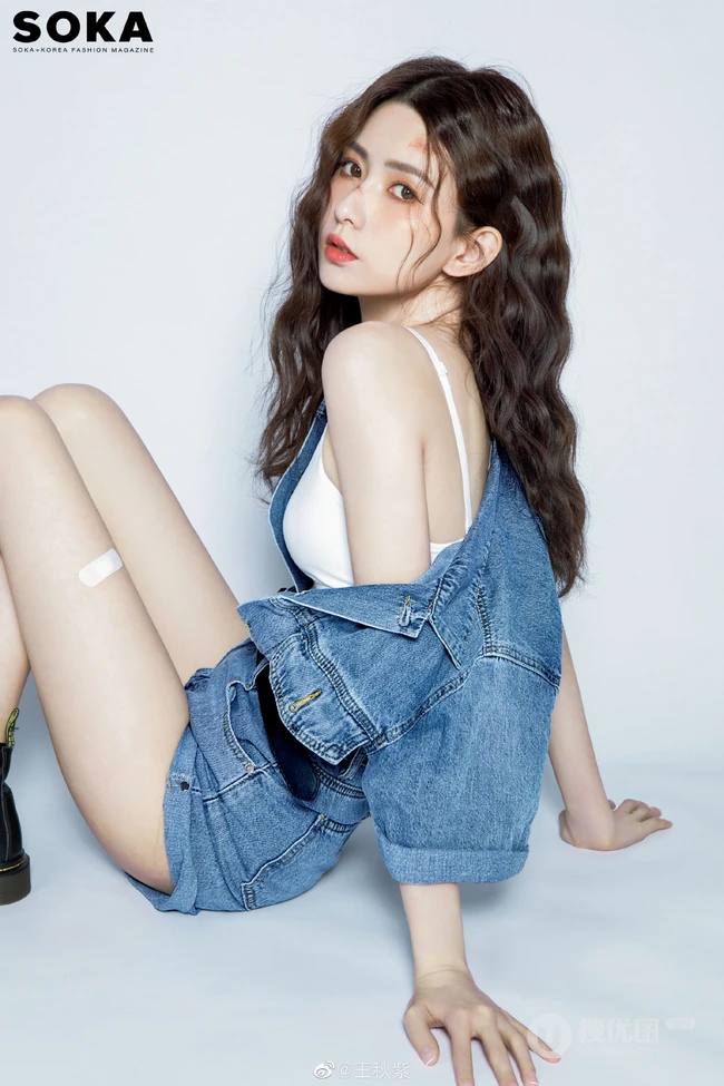 气质时尚女生王秋紫受伤妆搭配紧身牛仔套装短裤显匀称身形线条感写真图集