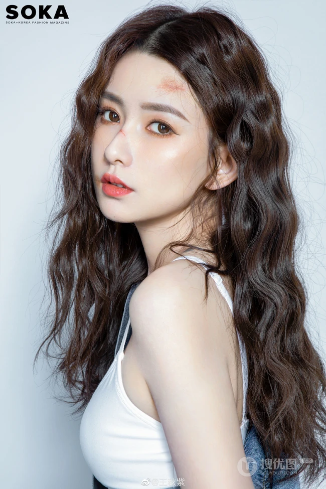 气质时尚女生王秋紫受伤妆搭配紧身牛仔套装短裤显匀称身形线条感写真图集