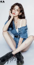 气质时尚女生王秋紫受伤妆搭配紧身牛仔套装短裤显匀称身形线条感写真图集